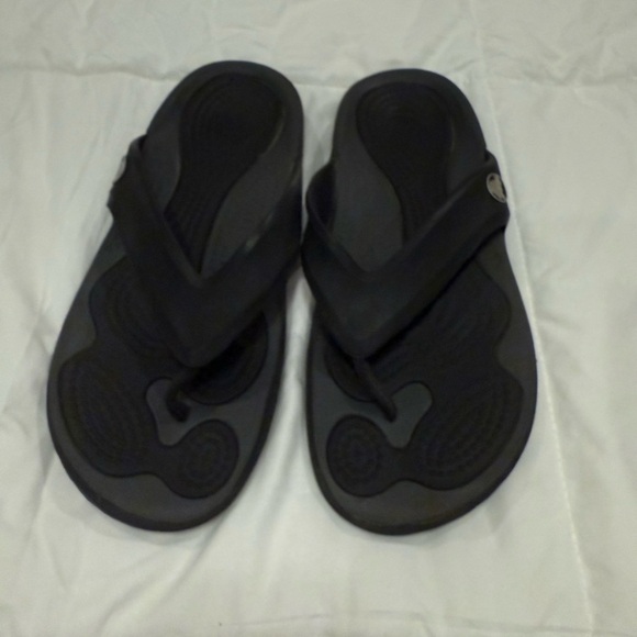 **CROCS Men's M8 / Women's W10 Black Flip Flops – Comfortable & Lightweight** - Picture 3 of 6